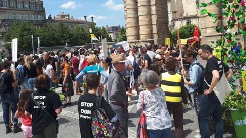 Rassemblement à Bordeaux dans le cadre de la sixième édition de la marche mondiale contre Monsanto. © Twitter/SachaFC68 Rassemblement à Bordeaux dans le cadre de la sixième édition de la marche mondiale contre Monsanto. © Twitter/SachaFC68